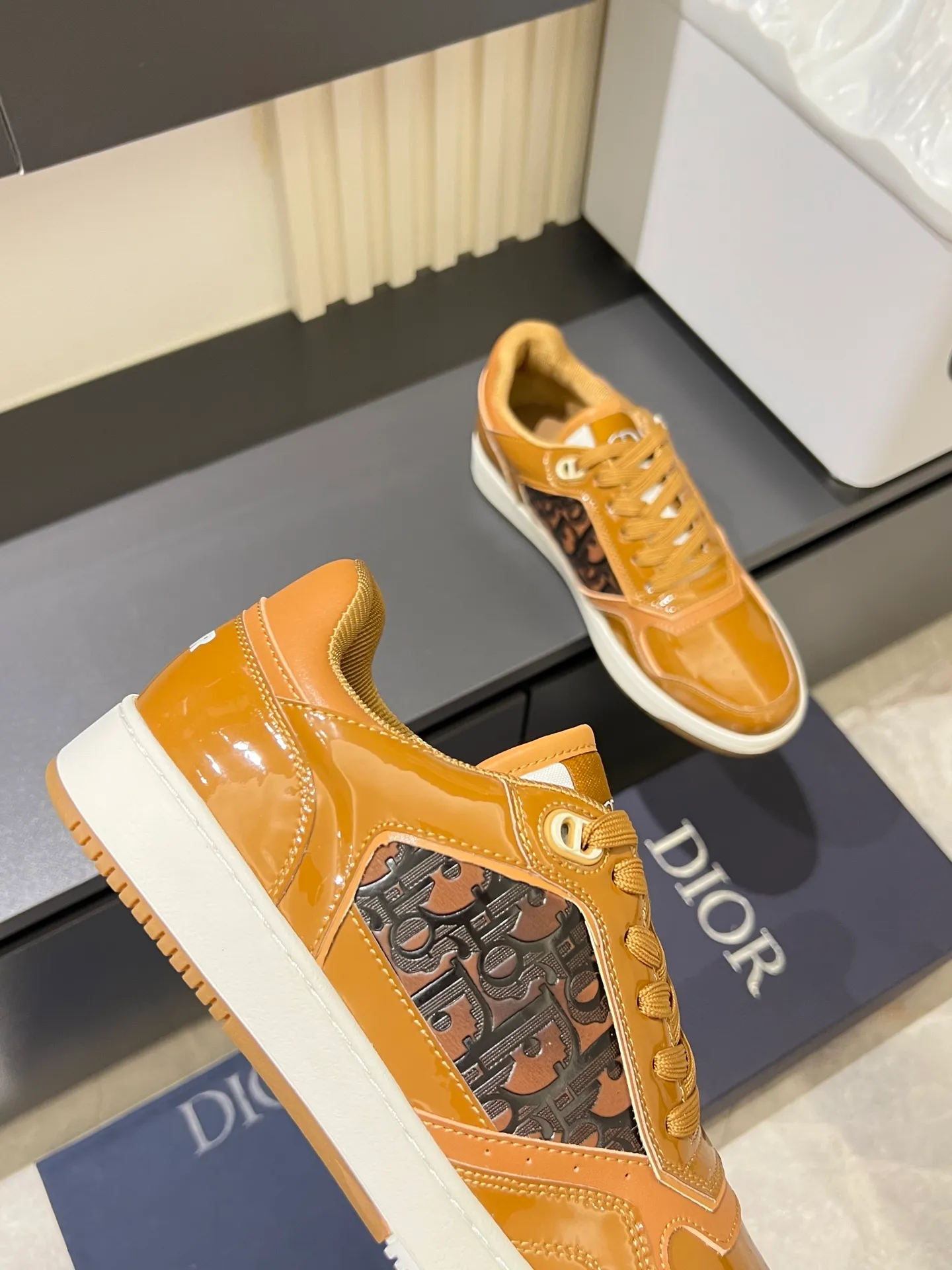 Men's shoes 💰p400 "Dio*" mid-top B27 casual sneakers. This B27 high-top sneaker is a new product in the series and continues Di*r's classic style. Crafted from gray and white smooth calf leather with beige and black Oblique print panels on the sides. The "CD Icon" shaped shoelace eyelets are clever and delicate, and the two-color rubber sole, rear collar and heel are all equipped with the brand's iconic details to enhance the style. Oblique printed straps at the ankle allow for an adjustable fit to complement the overall design. Fashionable and versatile, it can complement any look. Create an exquisite design with unique dynamic vitality and modern atmosphere, presented in low-top and high-top styles. This new must-have shoe adds a new dimension to Dior's archive heritage, embodying modern elegance. Purchase the original version and make it 1:1. If you need top quality, please come to me! Male 38-44!